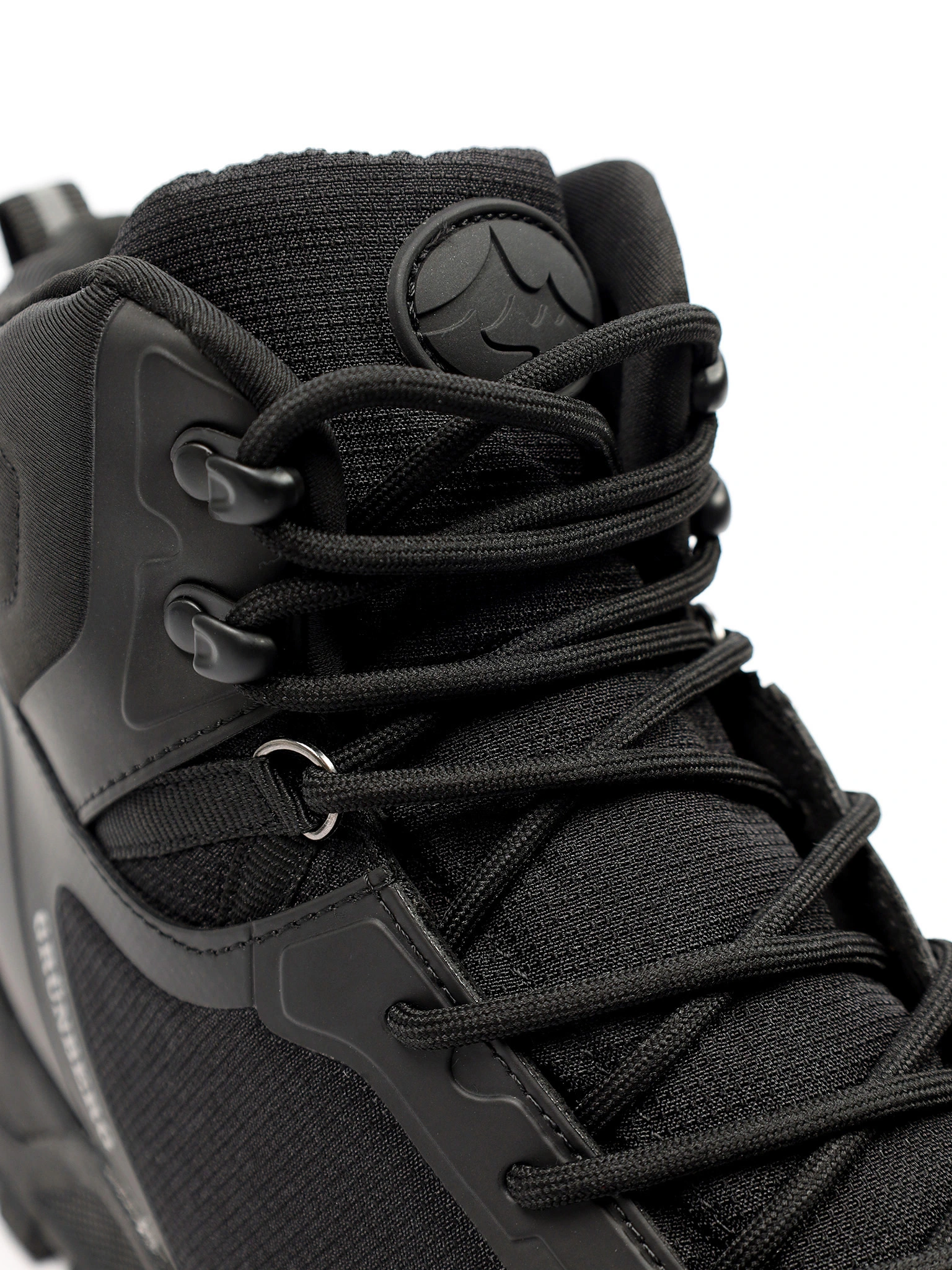 Ботинки черного цвета комбинированные на рельефной подошве